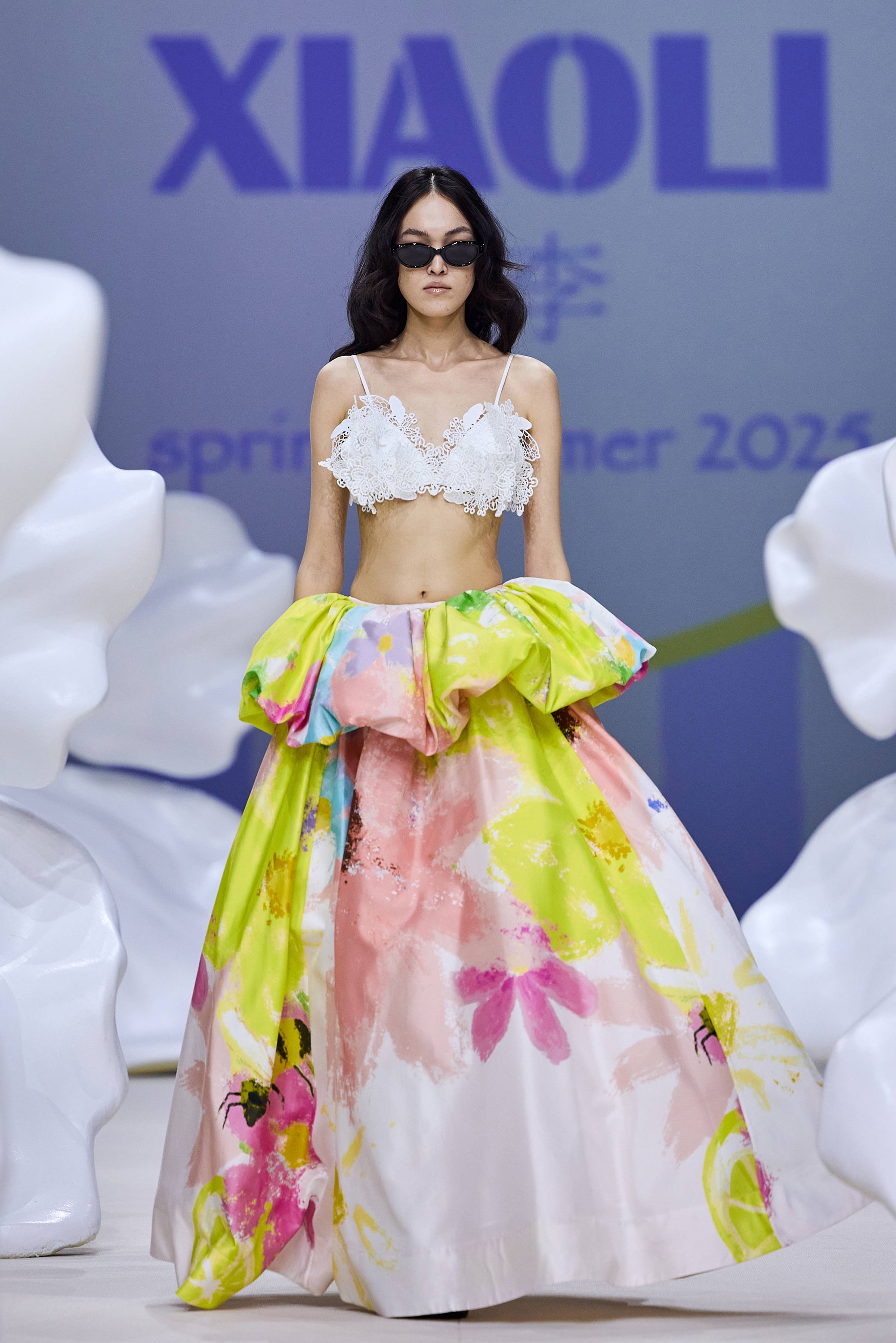 女人穿着裙子描述已自动生成