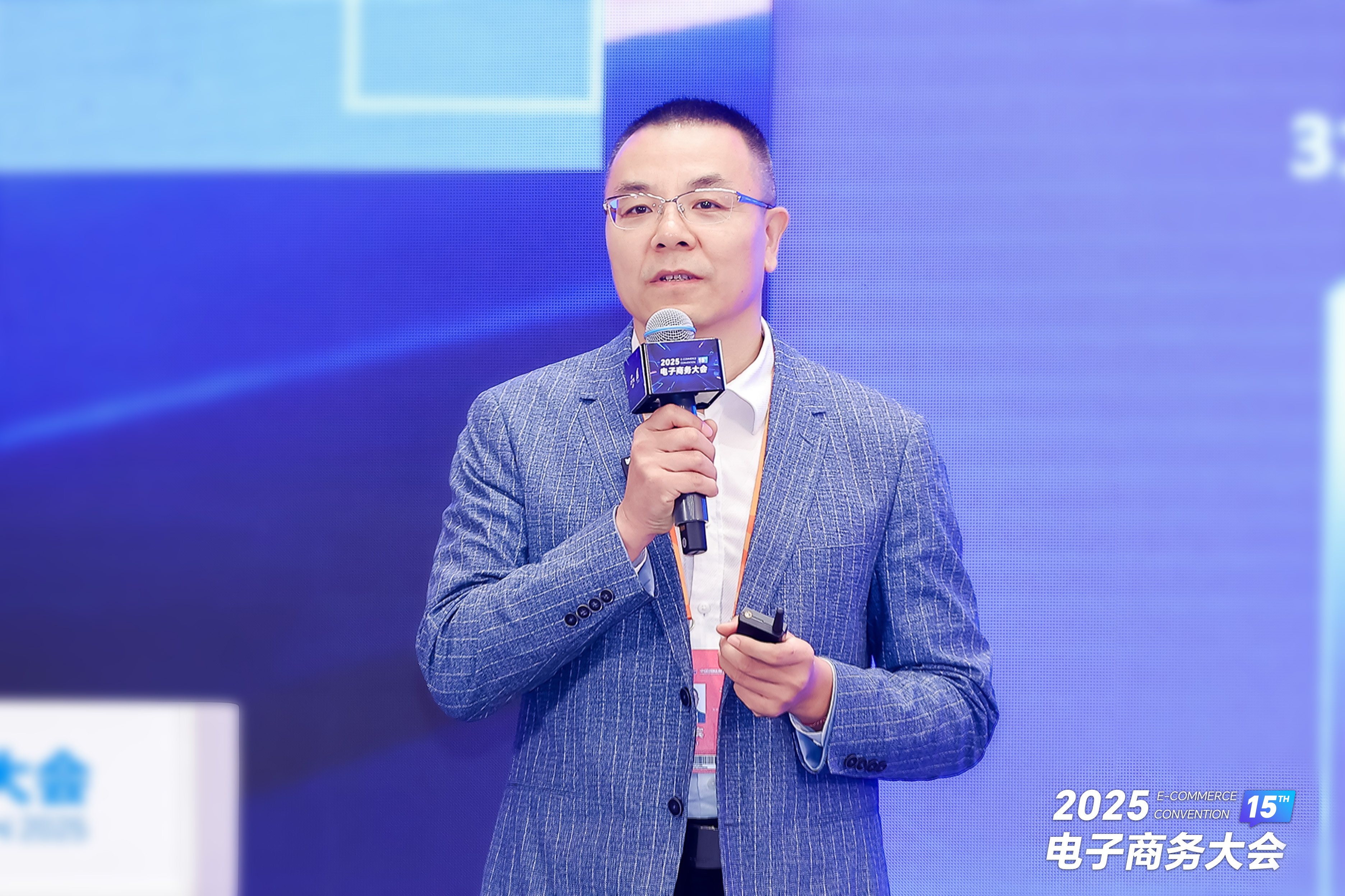 C:/Users/qifeng.tang/Desktop/电子商务大会选图/于总照片美颜后.jpg于总照片美颜后