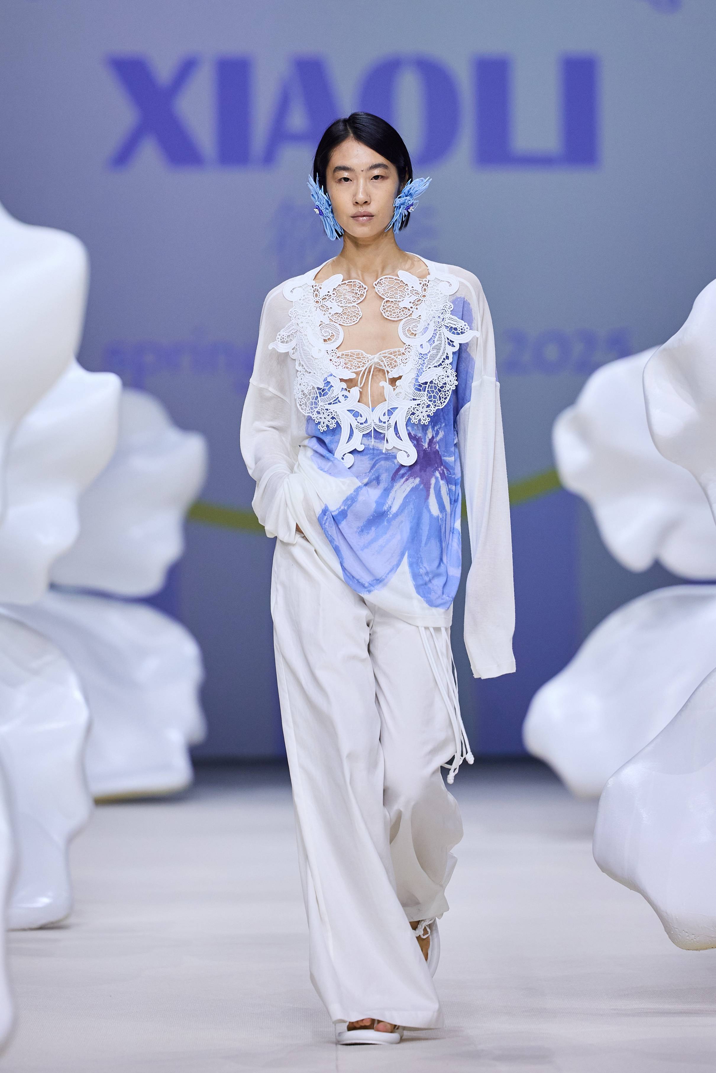 图片包含 人, 室内, 女人, 男人描述已自动生成