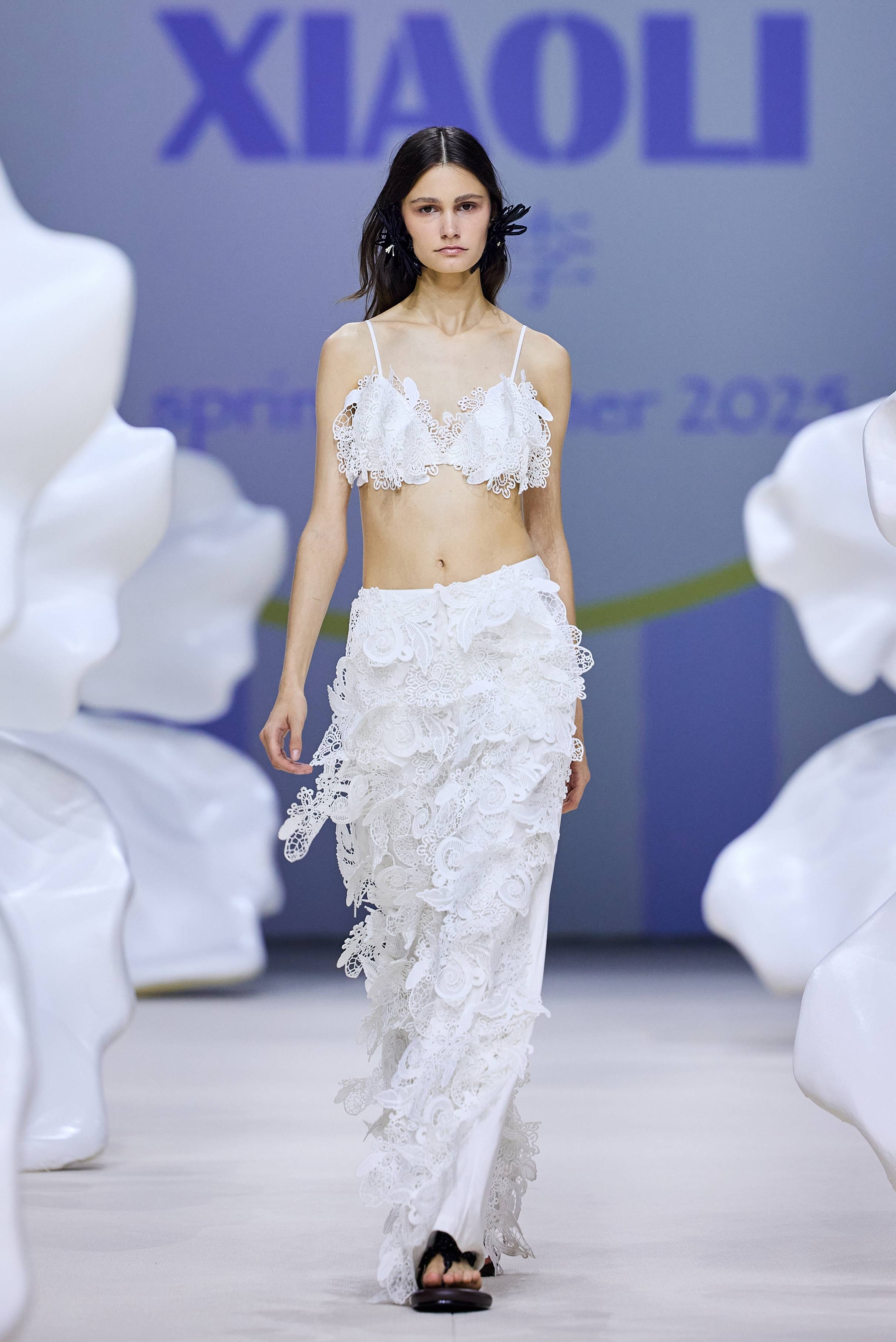 人穿着裙子描述已自动生成