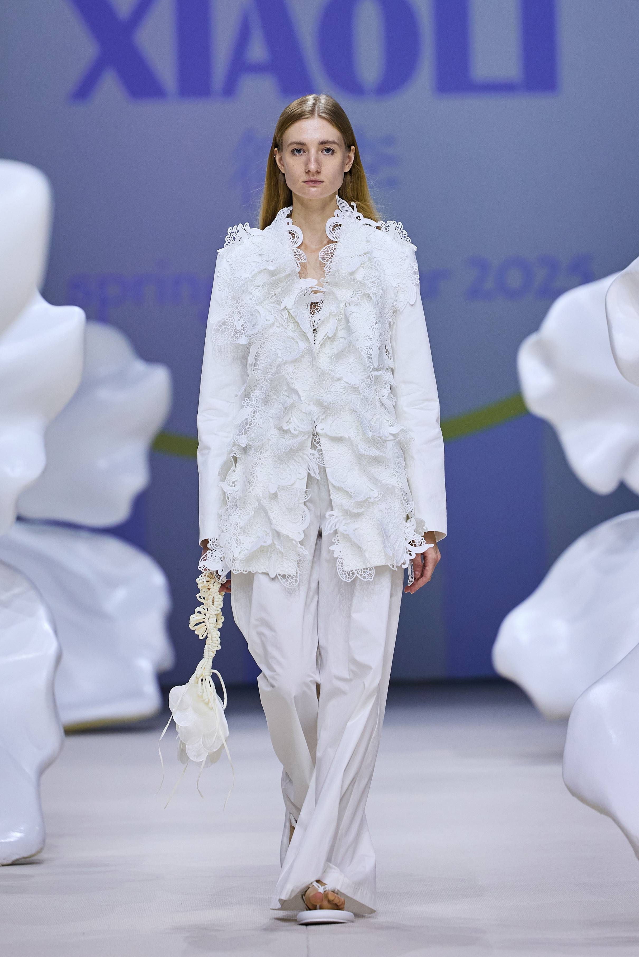 图片包含 人, 蛋糕, 桌子, 女人描述已自动生成