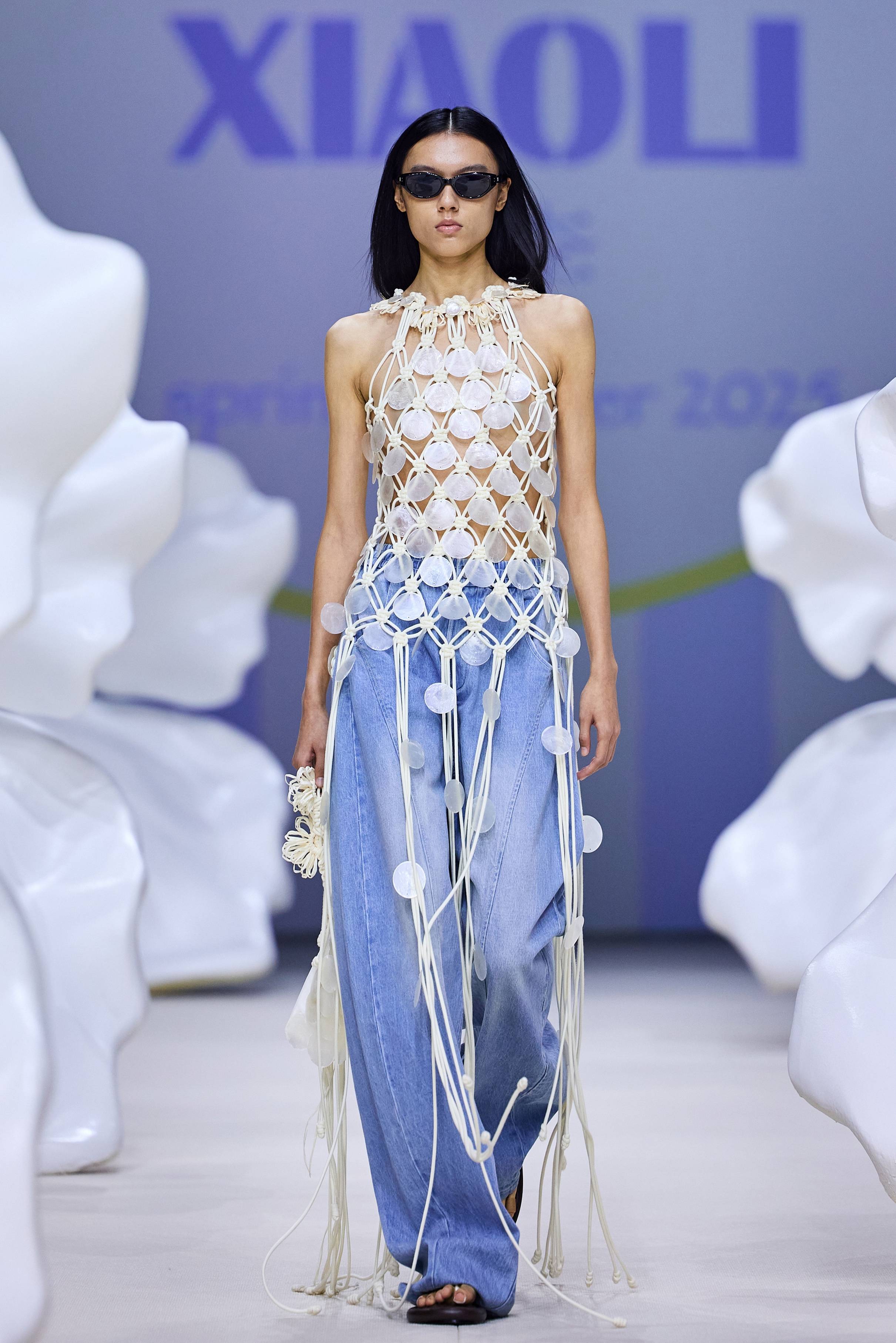 女人穿着裙子中度可信度描述已自动生成