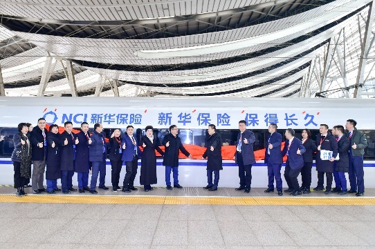 一群人站在围栏边描述已自动生成