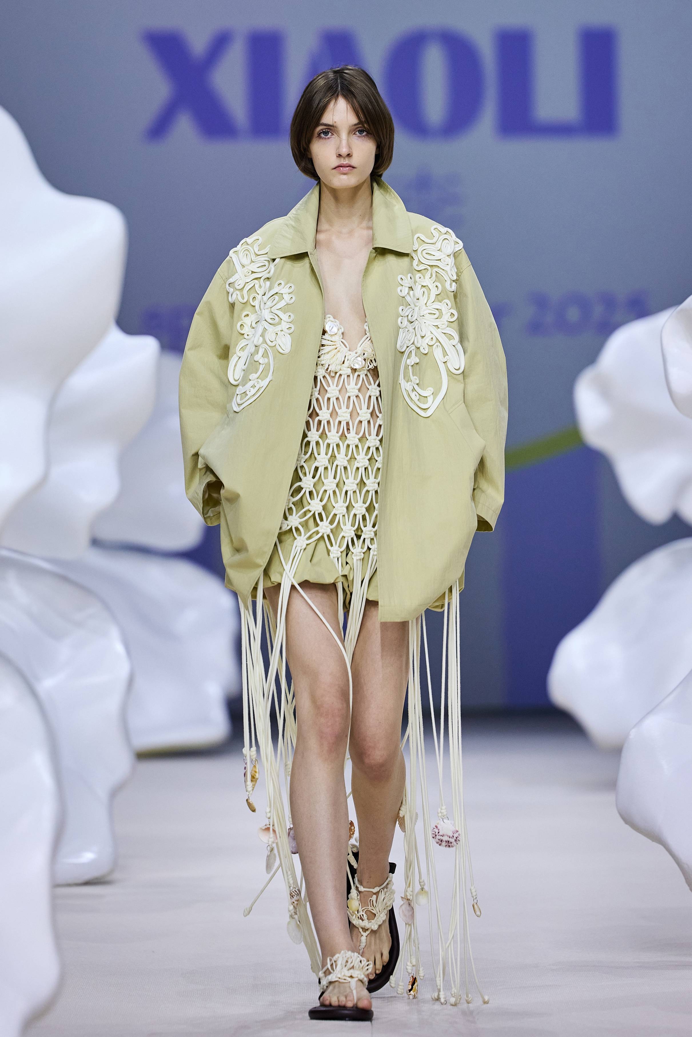 人穿着裙子中度可信度描述已自动生成