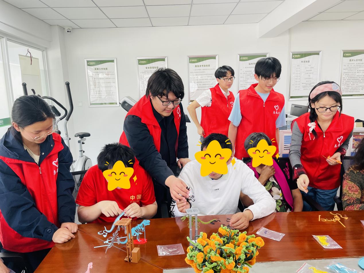 D:/通安康复驿站/每日照片/2025年4月/2025.4.16/发教授打码/2025.4.16  3D恐龙拼装、志愿者活动打码照片/2025.4.16  3D恐龙活动/恐龙3.jpg恐龙3