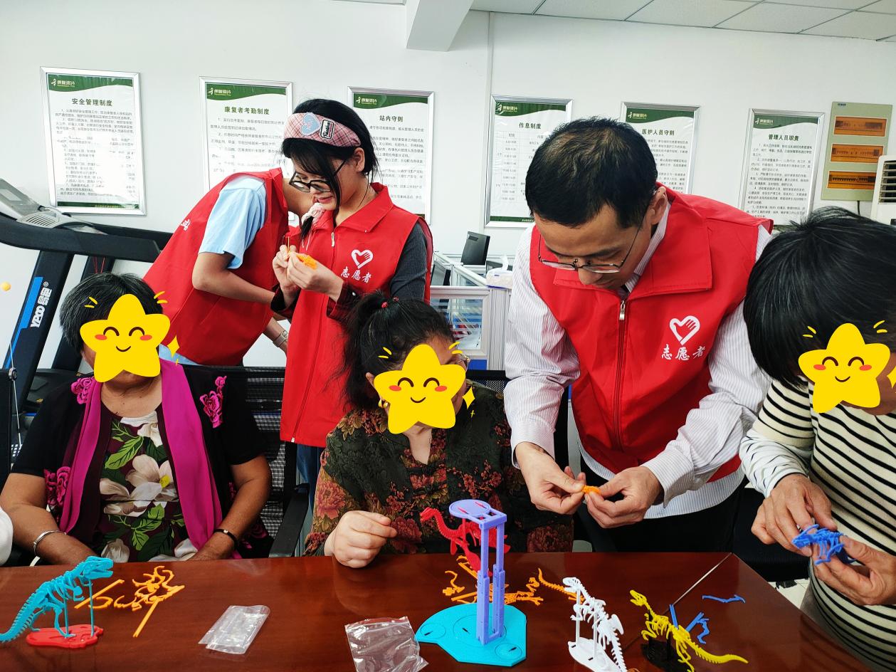 D:/通安康复驿站/每日照片/2025年4月/2025.4.16/发教授打码/2025.4.16  3D恐龙拼装、志愿者活动打码照片/2025.4.16  3D恐龙活动/恐龙制作2.jpg恐龙制作2