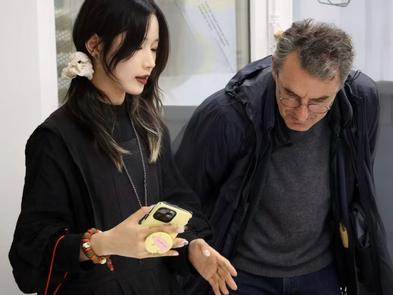 参展艺术家与观众交流