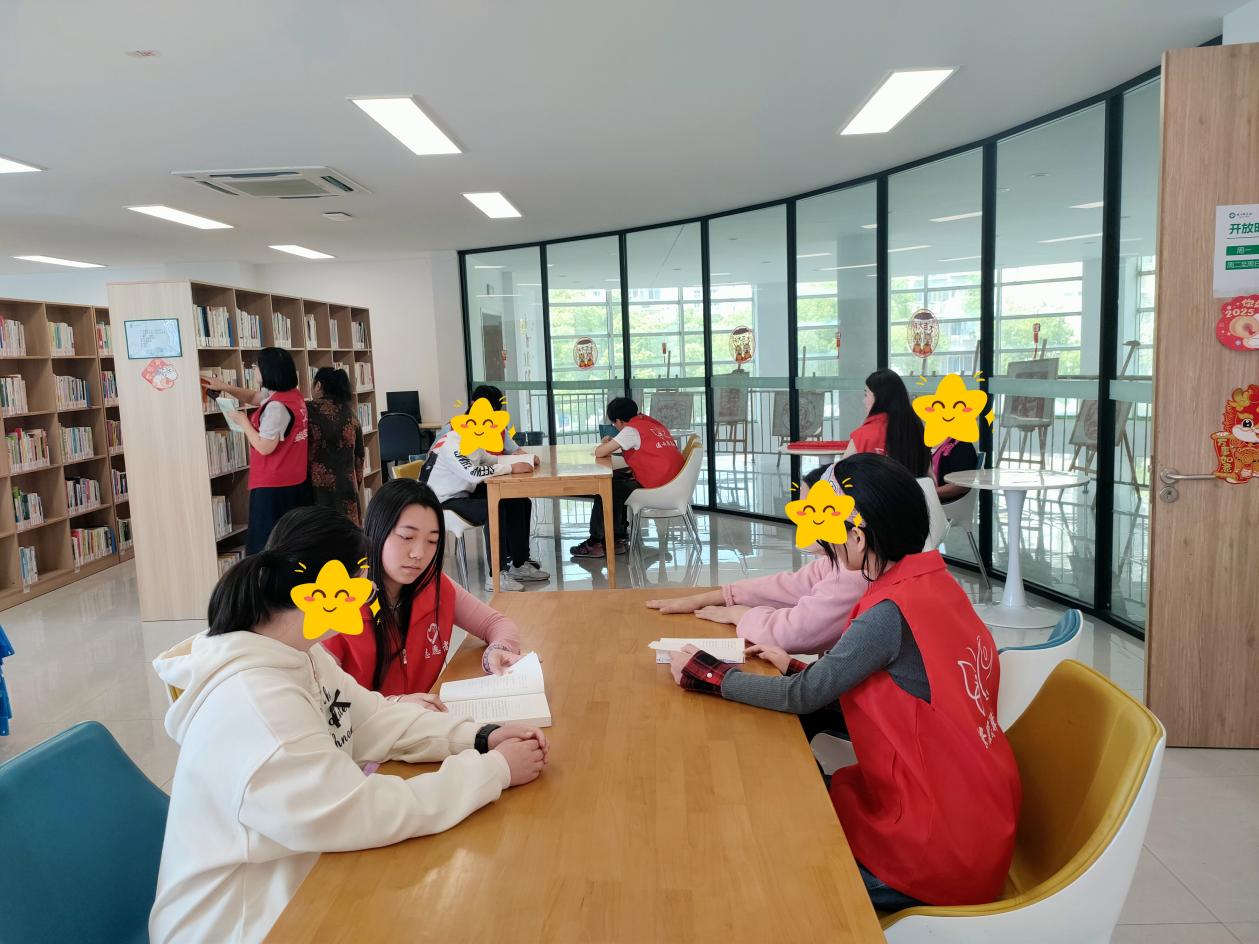 D:/通安康复驿站/每日照片/2025年4月/2025.4.16/发教授打码/2025.4.16  3D恐龙拼装、志愿者活动打码照片/2025.4.16  3D恐龙活动/图书馆看书.jpg图书馆看书