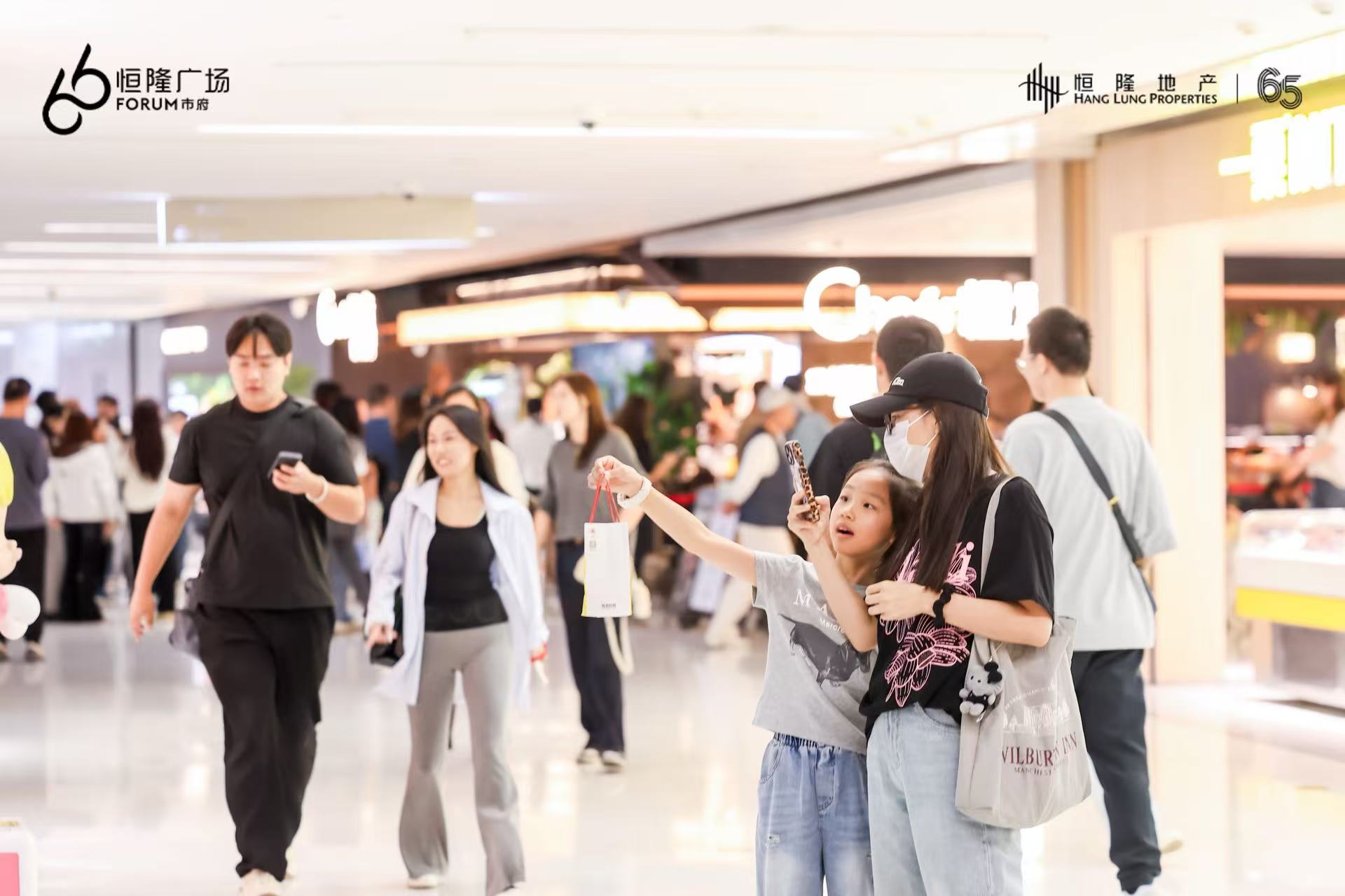 人们走在街头AI 生成的内容可能不正确。