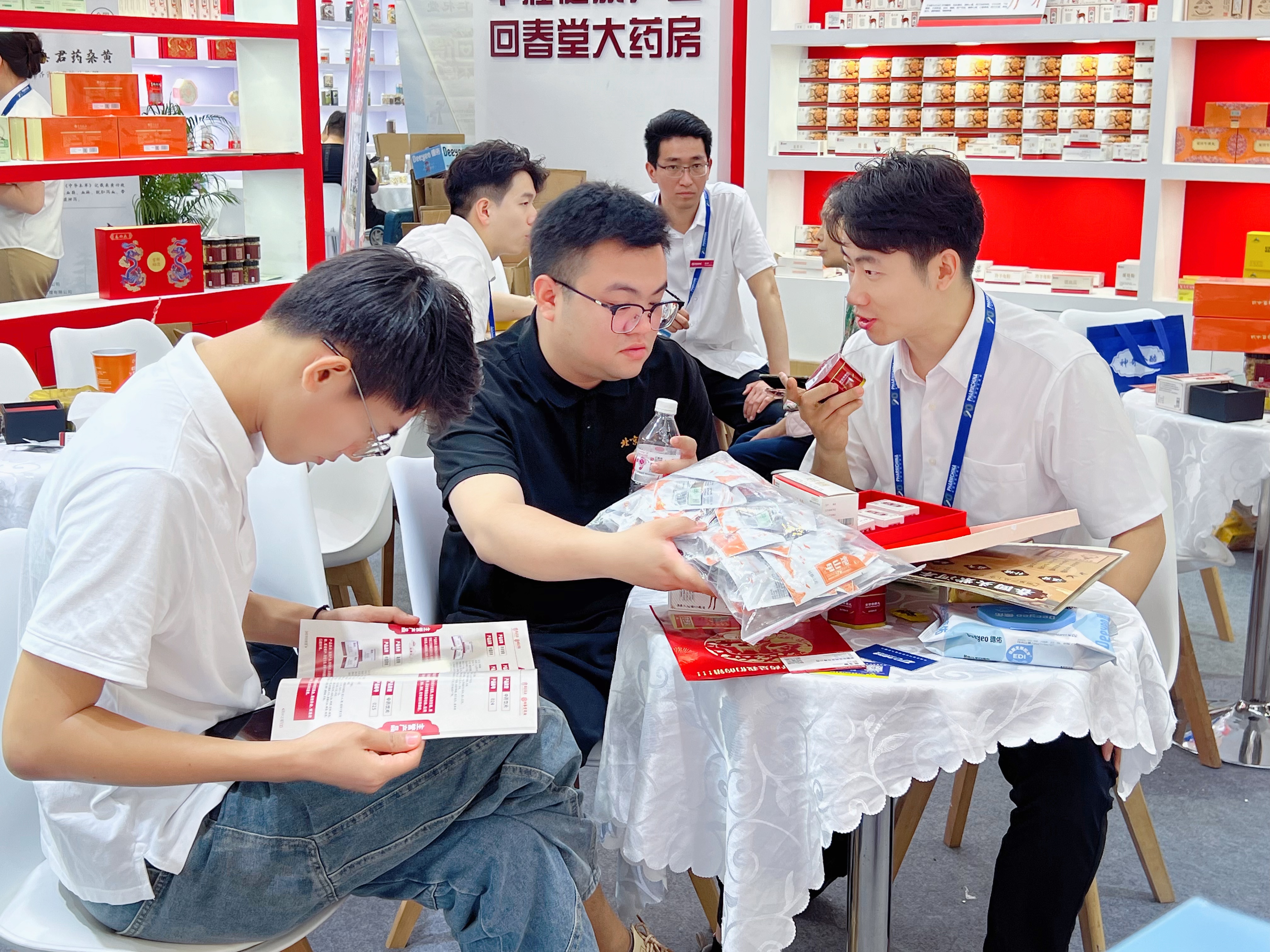 2025药博会盛大开幕，【华庄药业】闪耀盛会，精彩续航(图6)