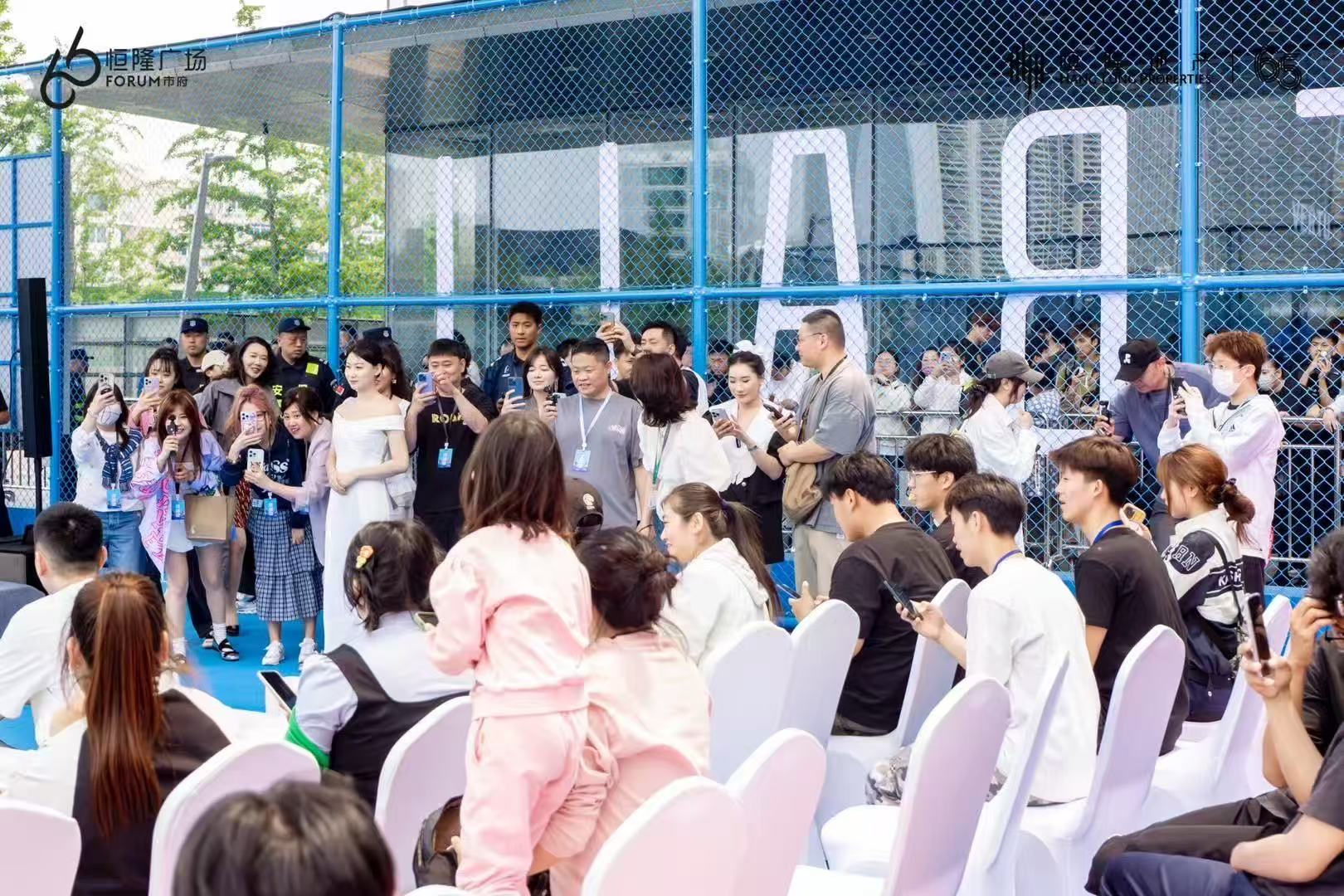 人们在看台上的人在人群里AI 生成的内容可能不正确。
