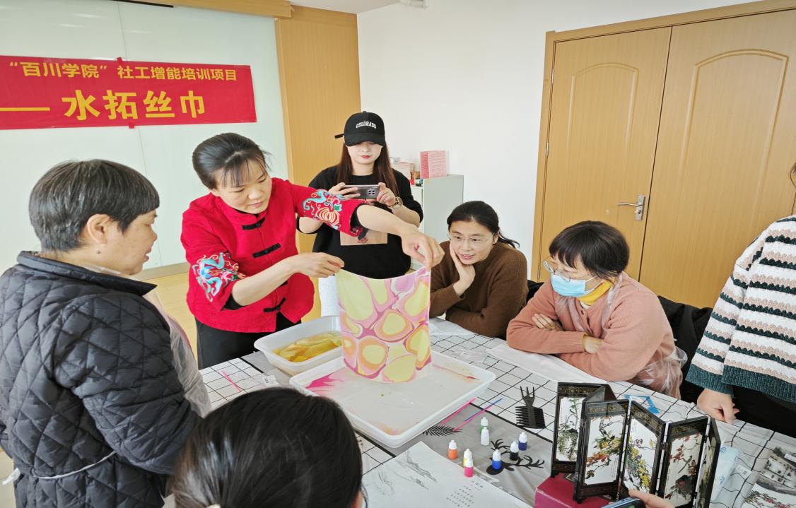 C:/Users/86155/Desktop/白洋湾社区社工培训/2024年11月27日非遗文化活动/培训照片/IMG_20241127_133506.jpgIMG_20241127_133506